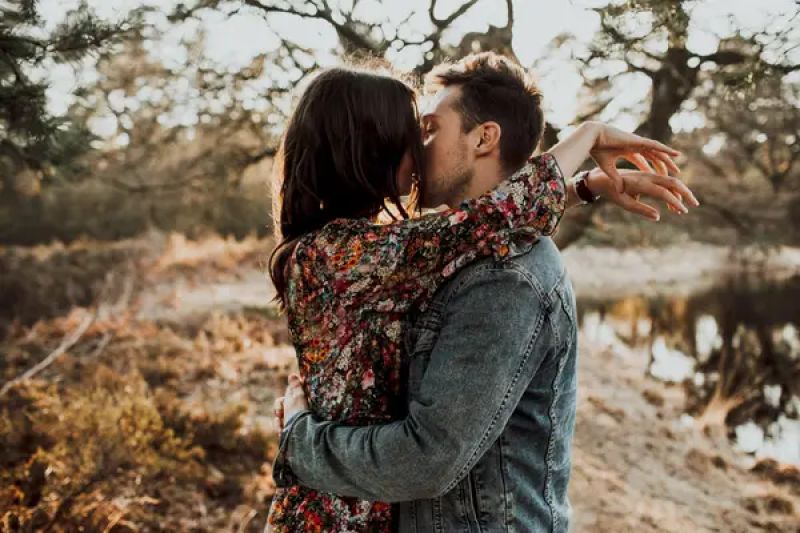 Die Beiden sind einfach unglaublich innig miteinander. Sie genießen das Outdoor Photo Shoot zum Sonnenuntergang in vollen Zügen.