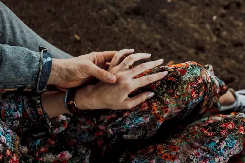 Ben hält ganz zart Esras Hand und betrachtet voller Liebe den Verlobungsring an ihrem Finger. Er ist so wunderschön und Esra liebt es ihn zu tragen. Denn er ist ein Symbol ihrer tiefen Liebe. Benny hat Esra 2018 einen wundervollen Heiratsantrag in Schweden gemacht. Es war der schönste Tag in ihrem Leben.