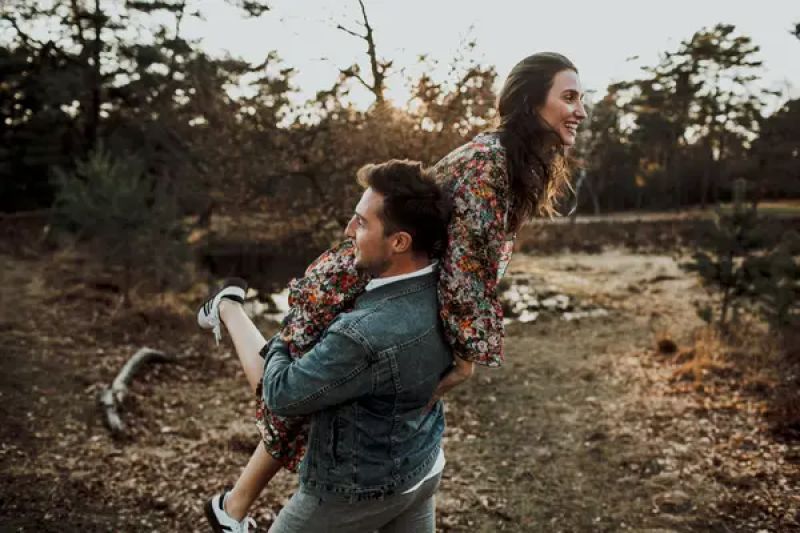 Das Bild zeigt Benny und Esra bei einem Sonnenuntergangs Photoshoot. Benny ist einfach verrückt nach Esra, und und trägt sie sprichwörtlich auf der Schulter. Frei und wild und voller Emotionen. Wir lieben solche Momente im mystischen Licht des Sonnenuntergangs.