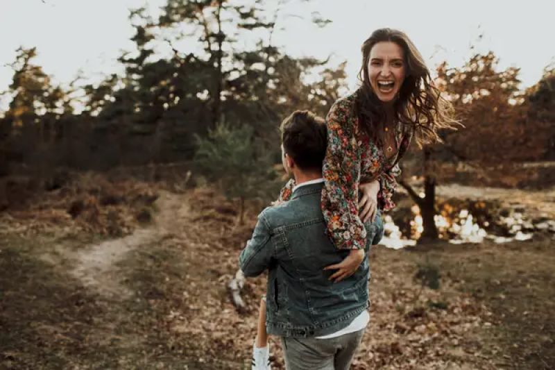 Das Bild zeigt Benny und Esra bei einem Abend Photoshoot in der Wildnis. Benny ist einfach verrückt nach Esra, und trägt sie sprichwörtlich auf der Schulter. Esra ist total begeistert, wie man sieht. Wir haben selten so ein natürliches und verrücktes Paar vor unseren Linsen gehabt. Einfach wundervoll und herzerwärmend.