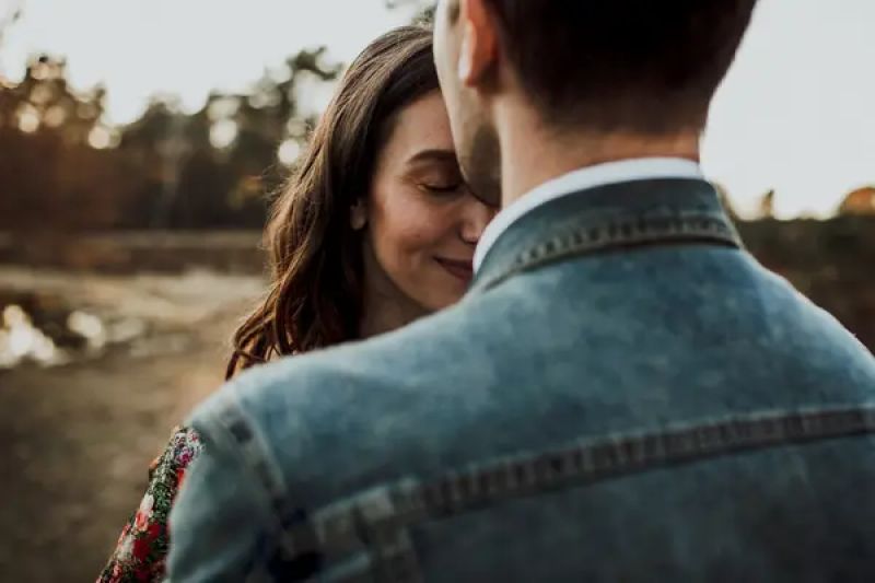 Ein ruhiger Moment bei unserem Sonnenuntergang Photoshoot mit Esra und Benny. Es ist immer wieder toll zu sehen, dass die Liebespaare in der wilden Natur ihre Erdung finden. BACK TO NATURE kann man da nur sagen.