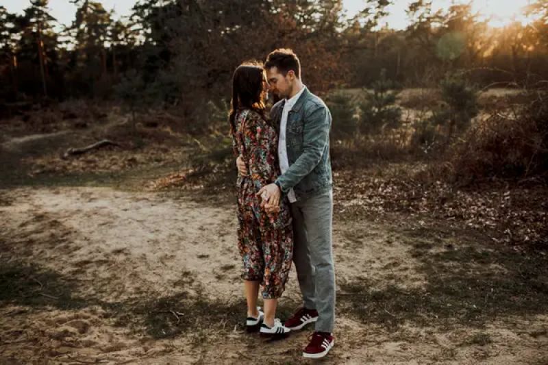 BACK TO NATURE - ein ruhiger und entspannter Moment beim Sonnenuntergang Photoshoot. Esra und Benny haben unser Herz erobert. Ihre tiefe Liebe scheint überall durch.