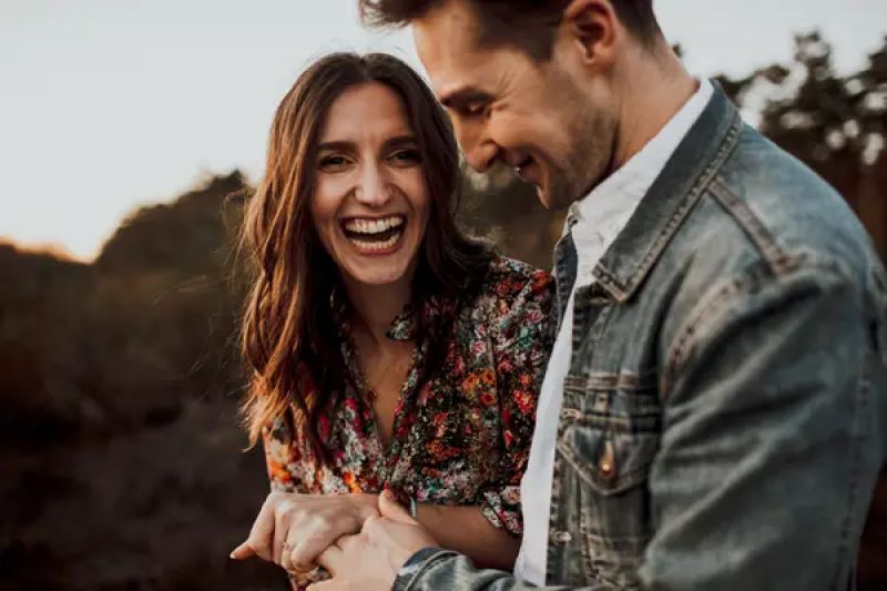 Esra und Benny sind so natürlich und fröhlich, da macht das Sonnenuntergangs Photoshooting besonders Spaß.