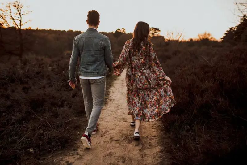 Die Sonne ist gerade untergegangen. Die Lichtstimmung ist jetzt einfach perfekt. Die beiden Lovebirds genießen die letzten Momente des Photoshootings.